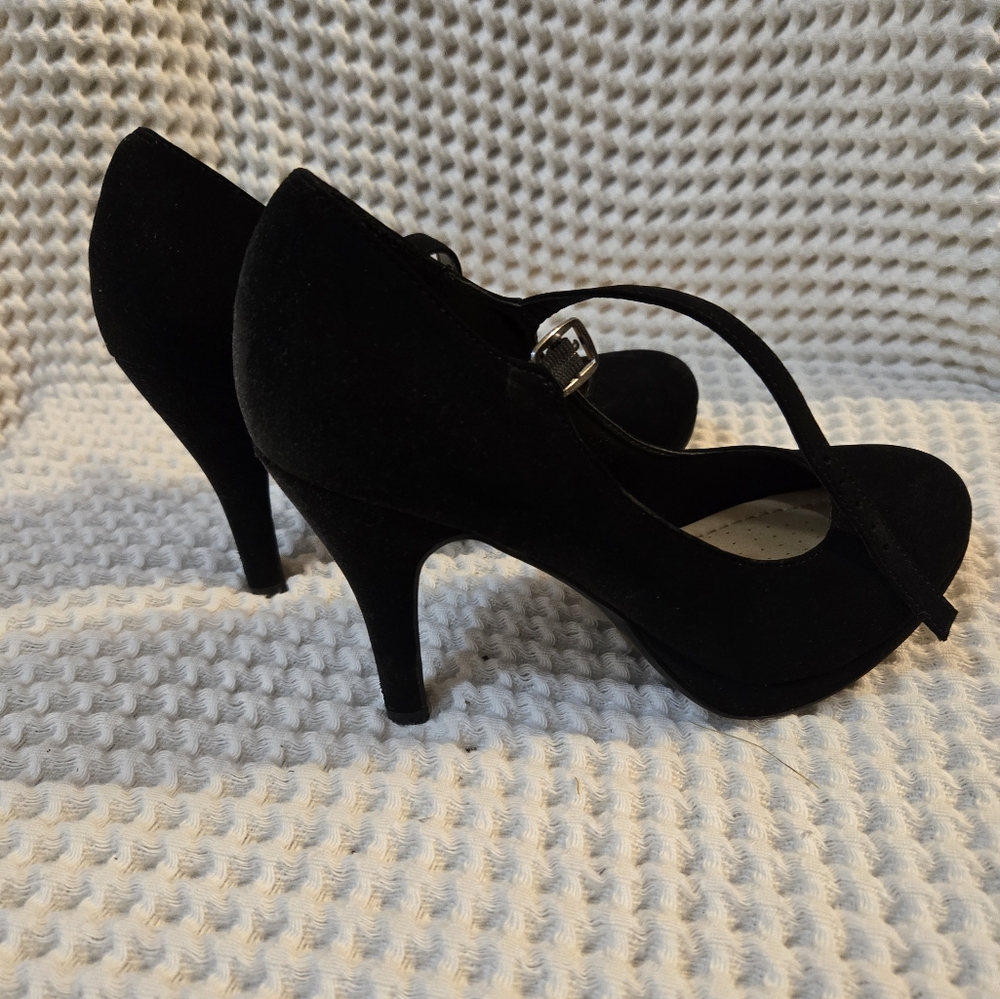 Black heels/pumps